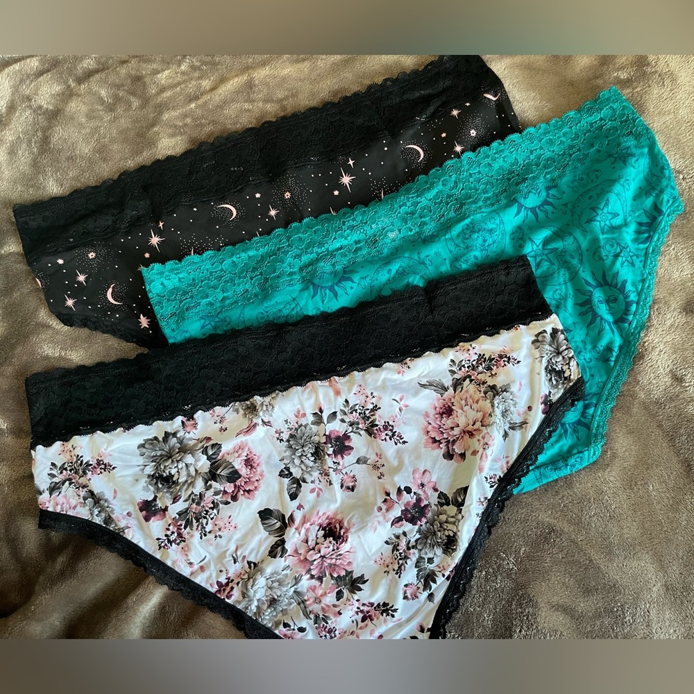Torrid Mid Rise Hipster lace trim pantys bundle